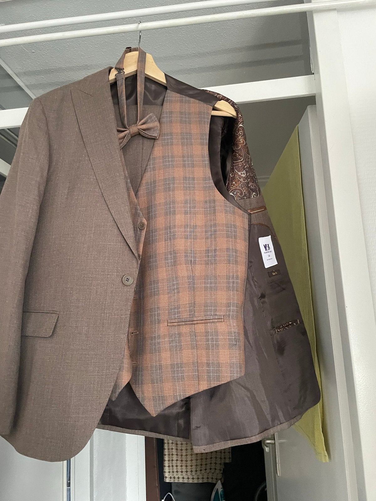 Mannen pak - Bruin met geruit gilet en vlinderdas, Ophalen of Verzenden, Nieuw, Maat 48/50 (M), Bruin