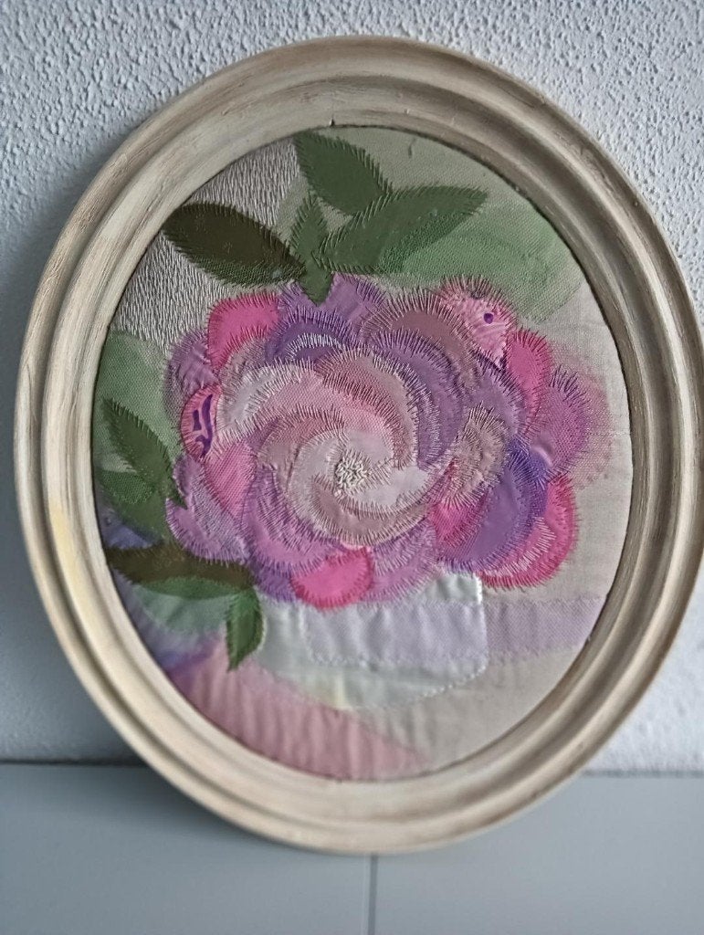 Ovale oude lijst.Op zijde geverfde/geborduurde vaas+bloemen., Ophalen of Verzenden