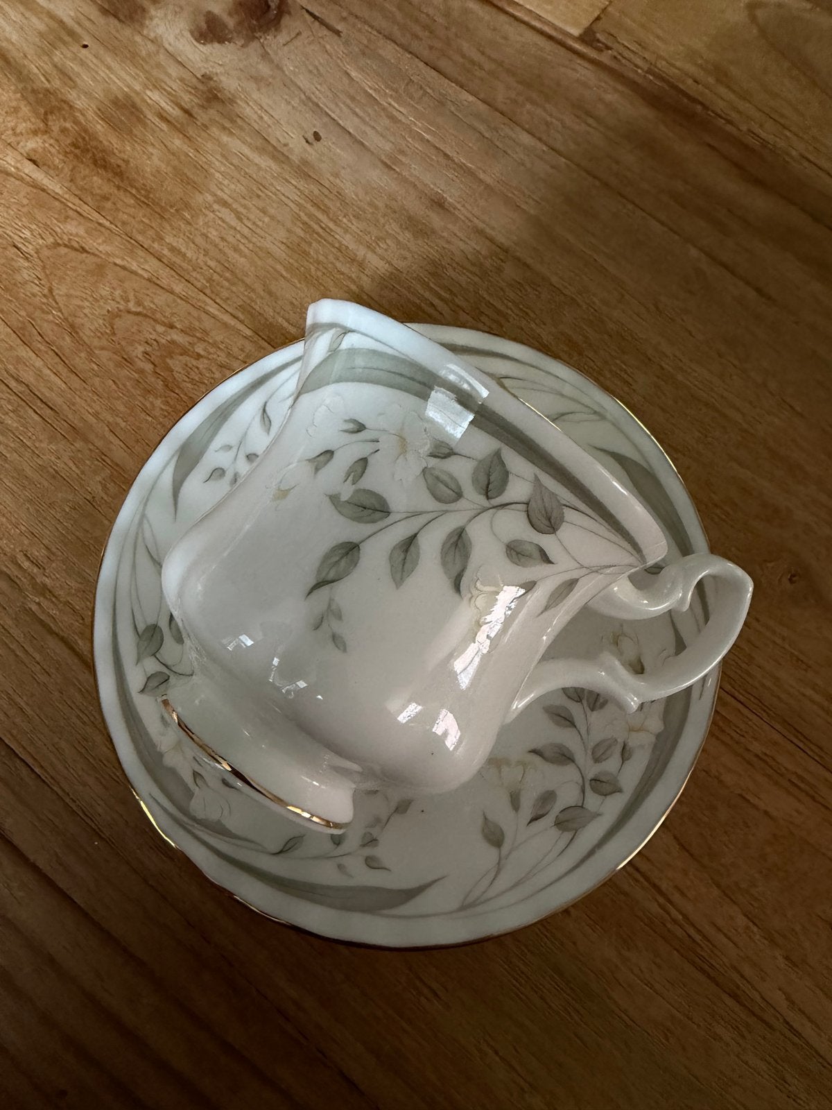 Royal Albert Bone China kop en schotel - Vintage bloemendeco, Vintage, Ophalen of Verzenden, Zo goed als nieuw, Kop(pen) en/of Schotel(s)