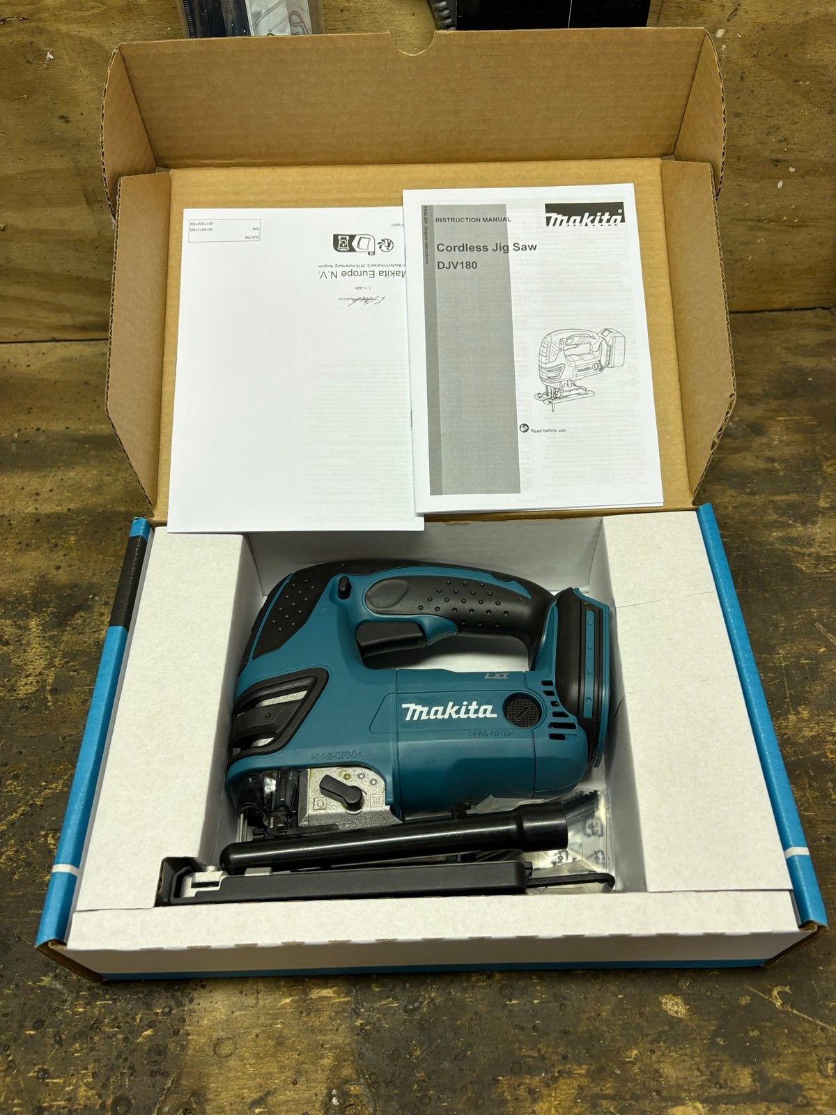 Nieuwe Makita DJV180ZX Accu Decoupeerzaag 18V (Tool Only), Doe-het-zelf en Verbouw, Gereedschap | Zaagmachines, Ophalen of Verzenden
