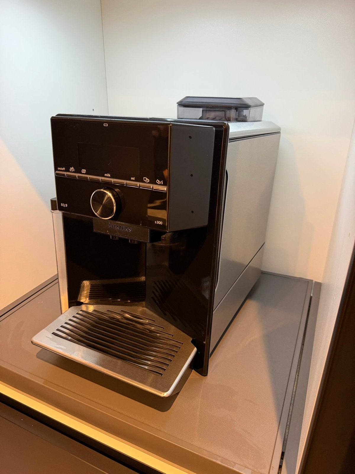 Siemens EQ.9 S300 Volautomatische Koffiemachine, Afneembaar waterreservoir, Gebruikt, 10 kopjes of meer, Koffiemachine