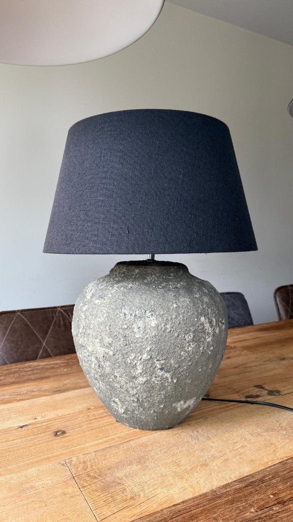 Stoere Tafellamp met Grijze Kruikvoet en Zwarte Kap, Huis en Inrichting, Ophalen, Gebruikt, Textiel, Met kap