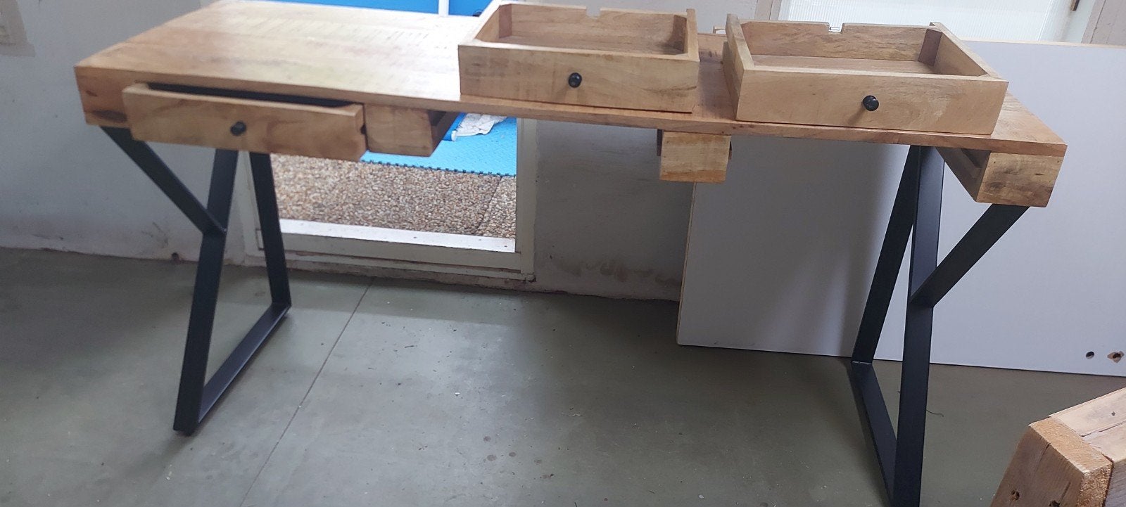 Mangohouten bureau met lades en metalen onderstel, Ophalen, Gebruikt, Hout, Bruin