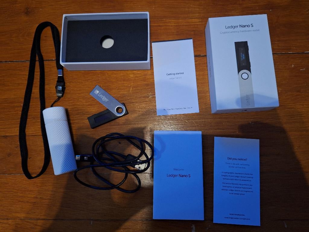 Ledger Nano S +MET HOUDER Cryptocurrency hardwarewallet, Computers en Software, USB Sticks, Ophalen of Verzenden, Zo goed als nieuw