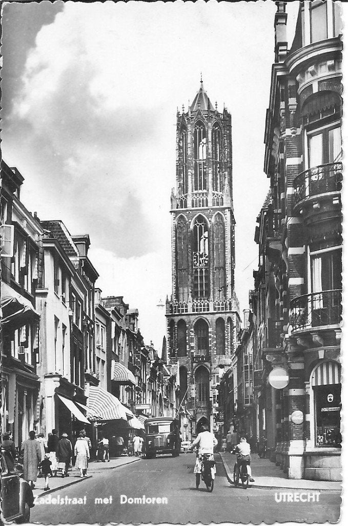 Oude ansichtkaart Utrecht: Zadelstraat met Domtoren (1958), Ophalen of Verzenden, 1940 tot 1960, Gelopen, Utrecht