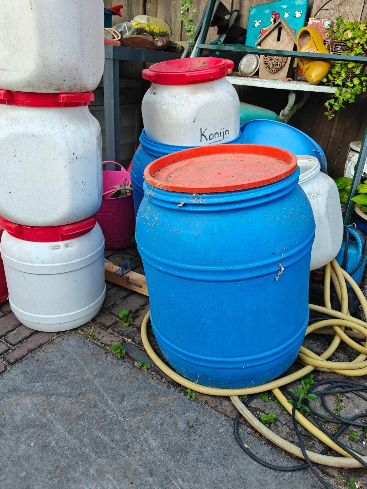 Blauwe ton met oranje deksel, water, diervoer, speelgoed., 150 liter of meer, Ophalen, Gebruikt