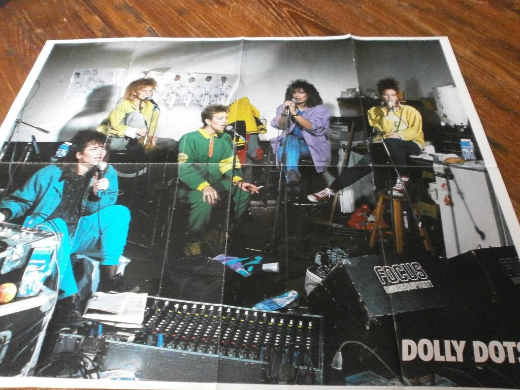 leuke xl poster jr 80  Dolly Dots , tijdens opname., Verzenden, Zo goed als nieuw, A1 t/m A3, Muziek