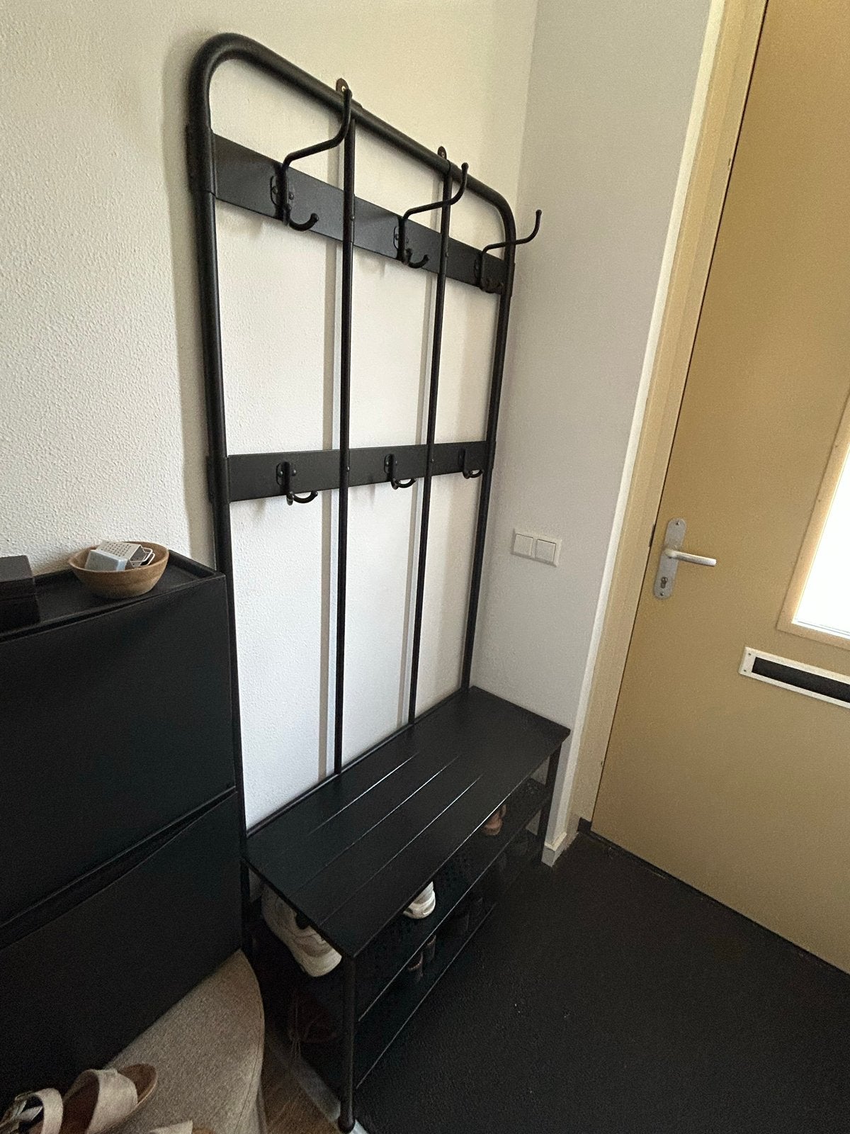 Zwarte ikea kapstok met schoenenrek en zitbankje, Huis en Inrichting, Woonaccessoires | Kapstokken, Ophalen, Gebruikt, Metaal