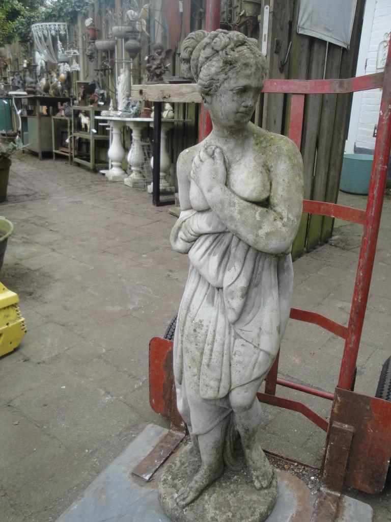 betonnen groot tuinbeeld badende vrouw, Ophalen, Nieuw, Beton, Mensenbeeld