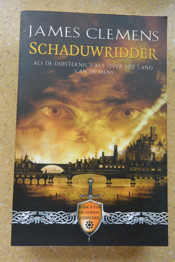 Schaduwridder De kronieken van Godengebieder James Clemens, Boeken, Fantasy, Ophalen of Verzenden, Gelezen, James Clemens