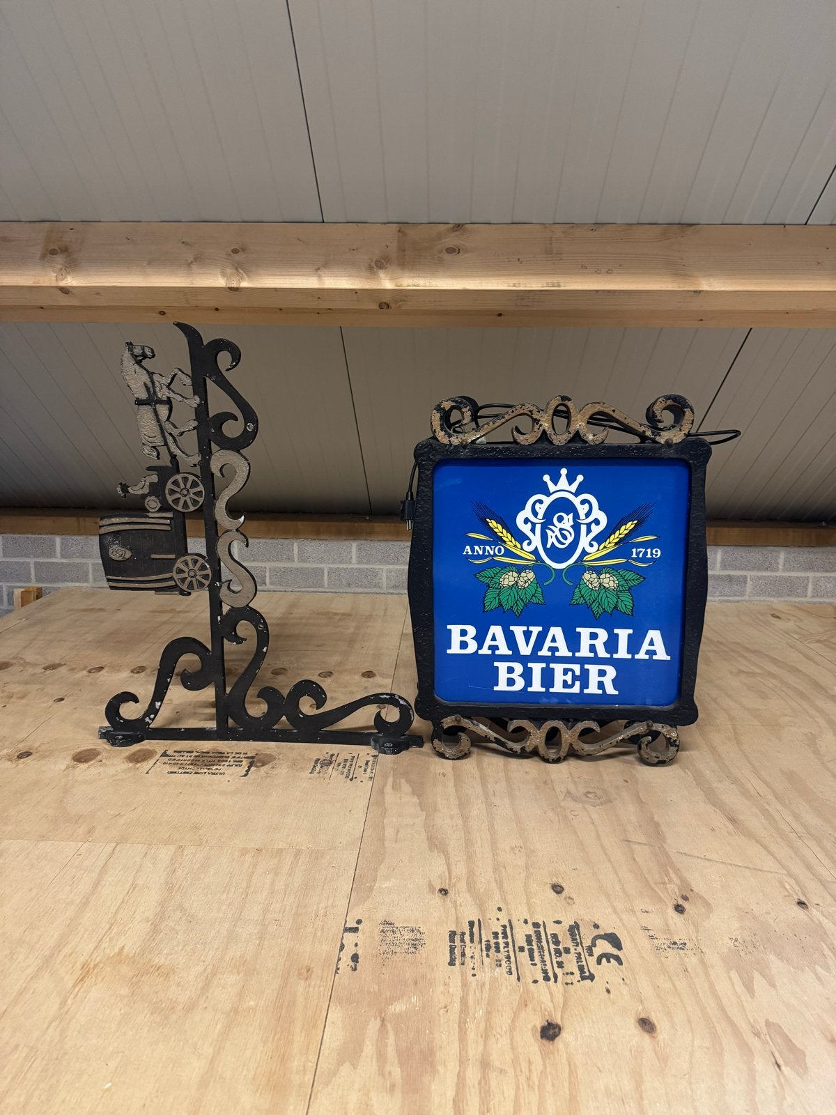 Vintage Bavaria Bier Reclamebord met Smeedijzeren Houder, Ophalen of Verzenden, Gebruikt, Reclamebord