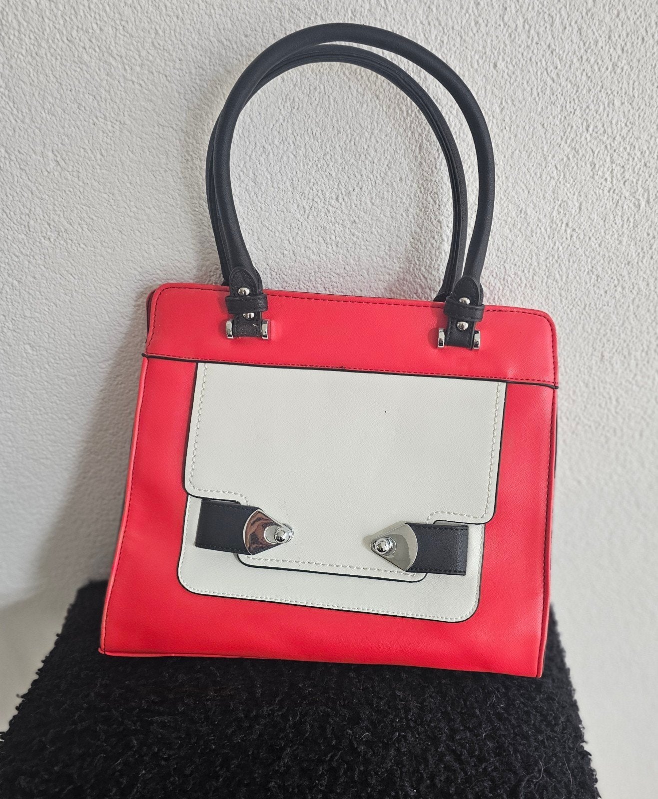 Stijlvolle Rode Handtas met Wit en Zwart Detail, Sieraden, Tassen en Uiterlijk, Tassen | Damestassen, Ophalen of Verzenden