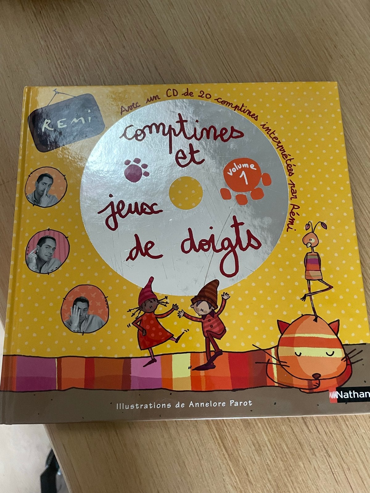 Frans kinderboek met CD: Comptines et jeux de doigts, Ophalen of Verzenden, Gelezen, 2 tot 3 jaar