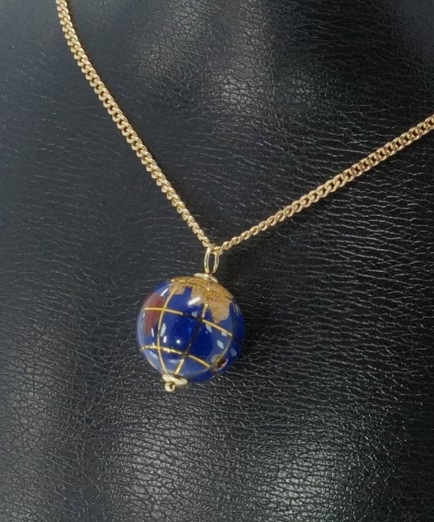 Wereldbol globe 18k gouden ketting hanger Lapis Lazuli, Voordeelsieraden, Ophalen of Verzenden, Zo goed als nieuw, Postbus 163, 8320 AD Urk