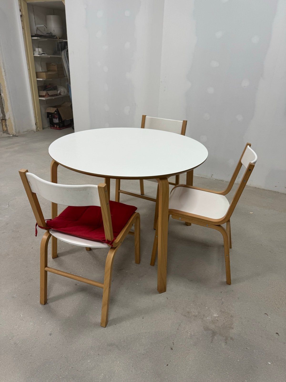 Ronde eettafel met 4 stoelen - Wit en Hout, Ophalen, Gebruikt, Rond, 50 tot 100 cm