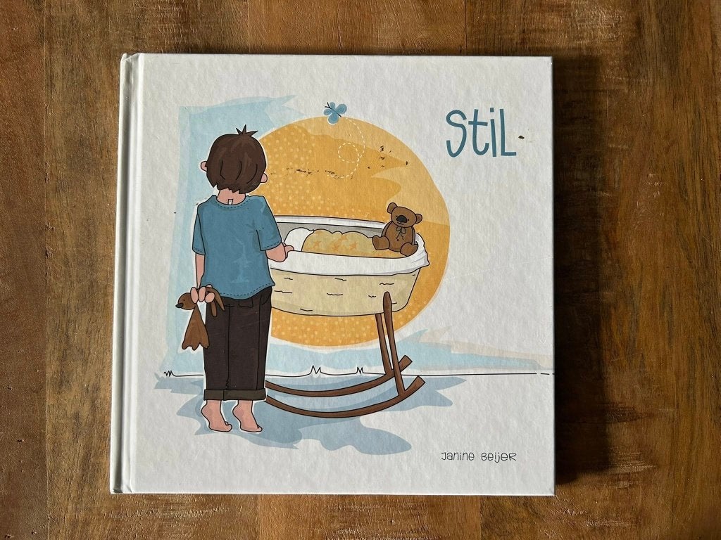 Stil mijn broertje slaapt niet, hij is stil geboren - Janine, Ophalen of Verzenden, Gelezen, Fictie algemeen, Voorleesboek