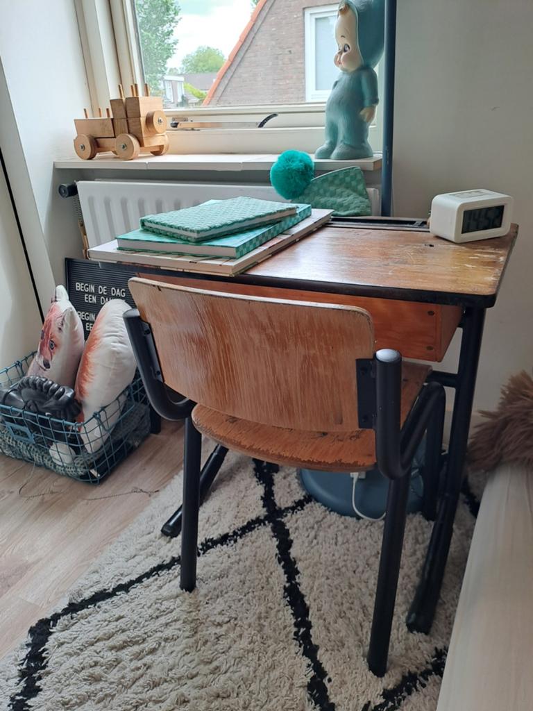 Vintage kinderbureau met stoel - schoolbankje - lessenaartje, Ophalen