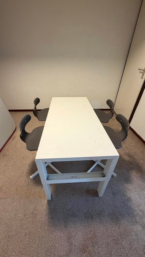 Gratis Bureau en stoeltjes, Kinderen en Baby's, Kinderkamer | Tafels en Stoelen, Ophalen, Gebruikt, Tafel(s) en Stoel(en)