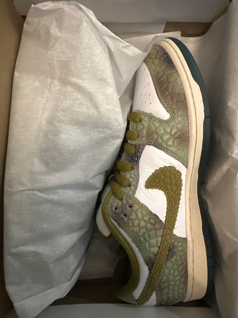 Nike SB Dunk Low Pro QS 'Oil Green', Ophalen of Verzenden, Nieuw, Overige kleuren, Sneakers of Gympen