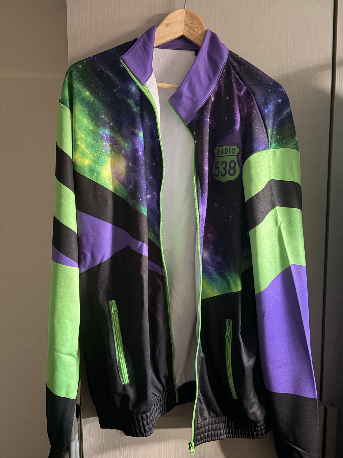 Unieke Radio 538 jas - Nieuw en ongedragen (XL), Ophalen of Verzenden, Nieuw, Maat 56/58 (XL), Meerkleurig