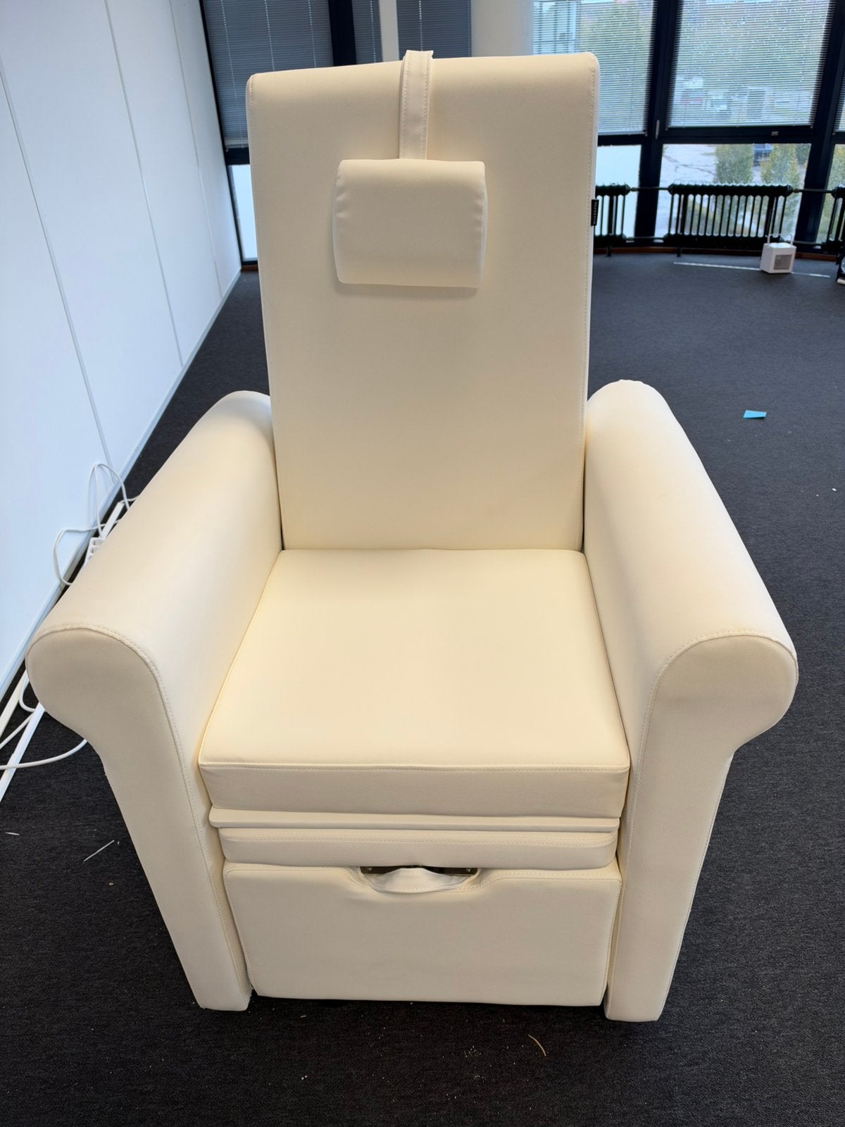 Witte behandelstoel/ Pedicure, manicure, Ophalen, Kunststof, Wit, Zo goed als nieuw
