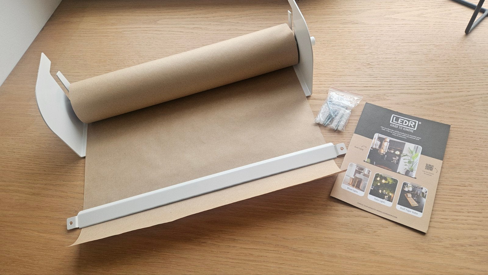 Grote papierrol met wandophangsysteem en scheurfunctie, Ophalen of Verzenden, Nieuw, Wit, Metaal