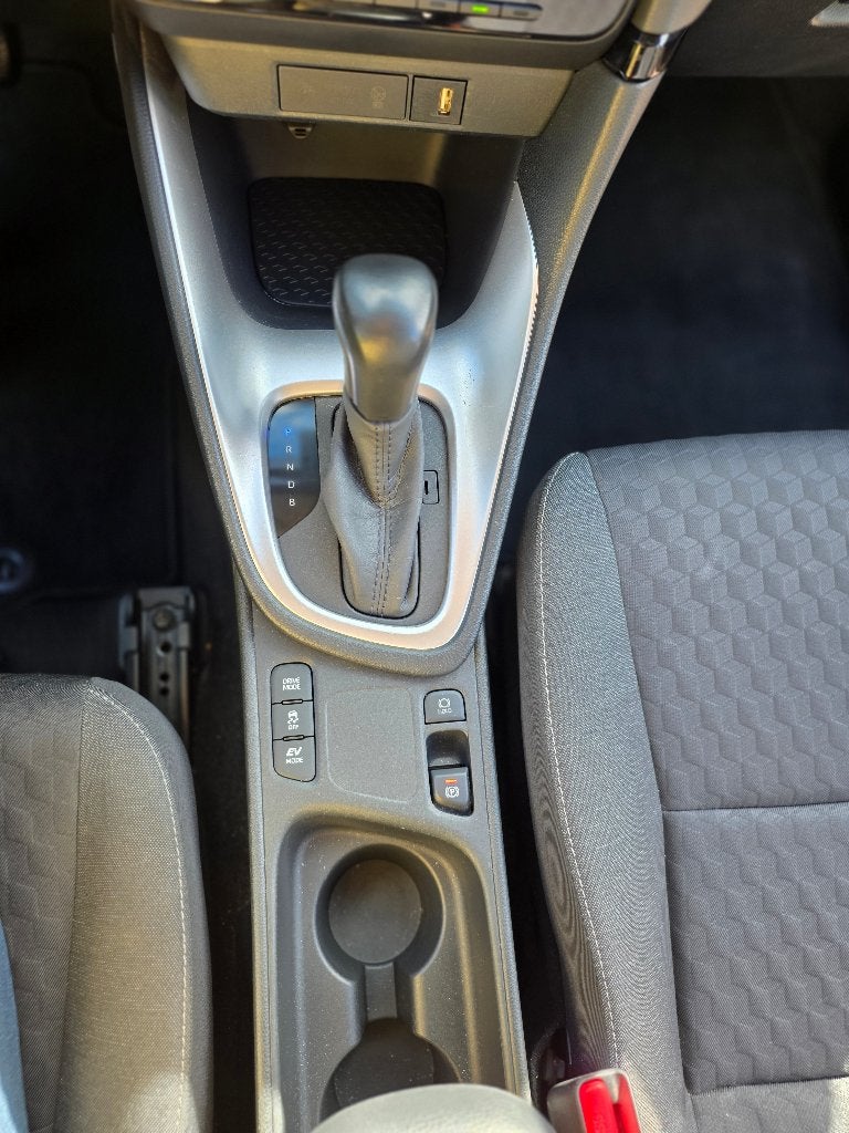 Foto 17 van Yaris Hybrid 2020 grijs Garantie Trekh, Android auto Keyless