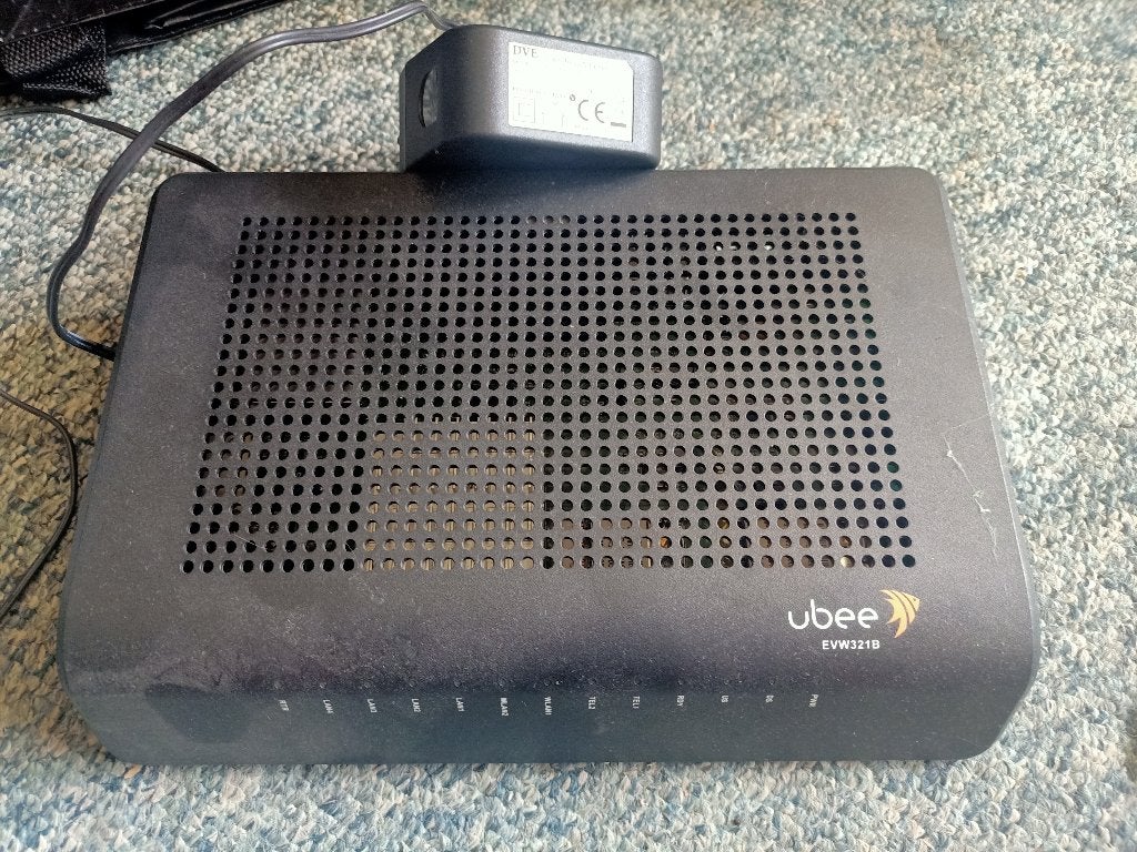 Ubee EVW321B Router met modem, Ophalen of Verzenden, Gebruikt, Router met modem