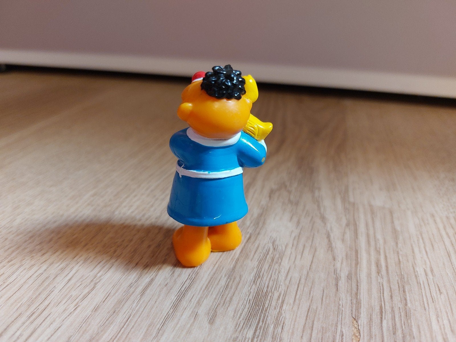 Sesamstraat Ernie poppetje met badjas, Verzamelen, Poppetjes en Figuurtjes, Ophalen of Verzenden
