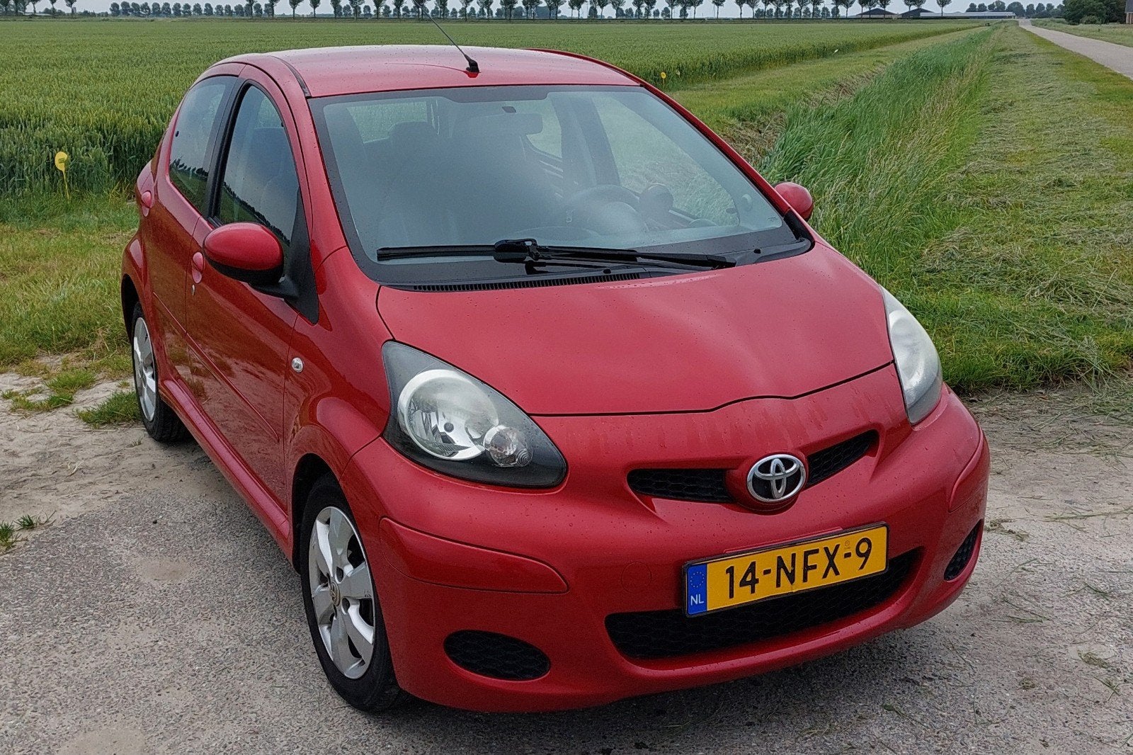 Toyota Aygo 5DRS 2010, 2e eigenaar, Auto's, Voorwielaandrijving, Zwart, 4 stoelen, Leder en Stof