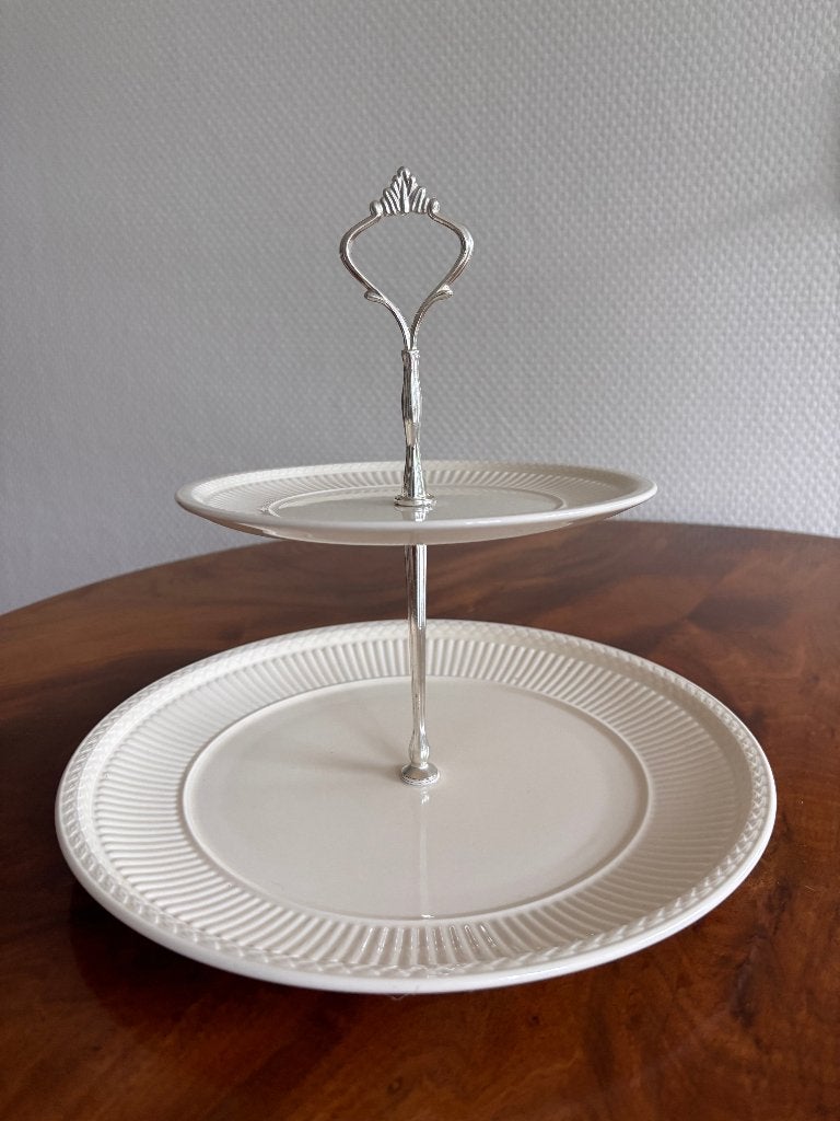 Wedgwood Edme etagère 2 laags., Huis en Inrichting, Klassiek, Ophalen of Verzenden, Zo goed als nieuw, Bord(en)
