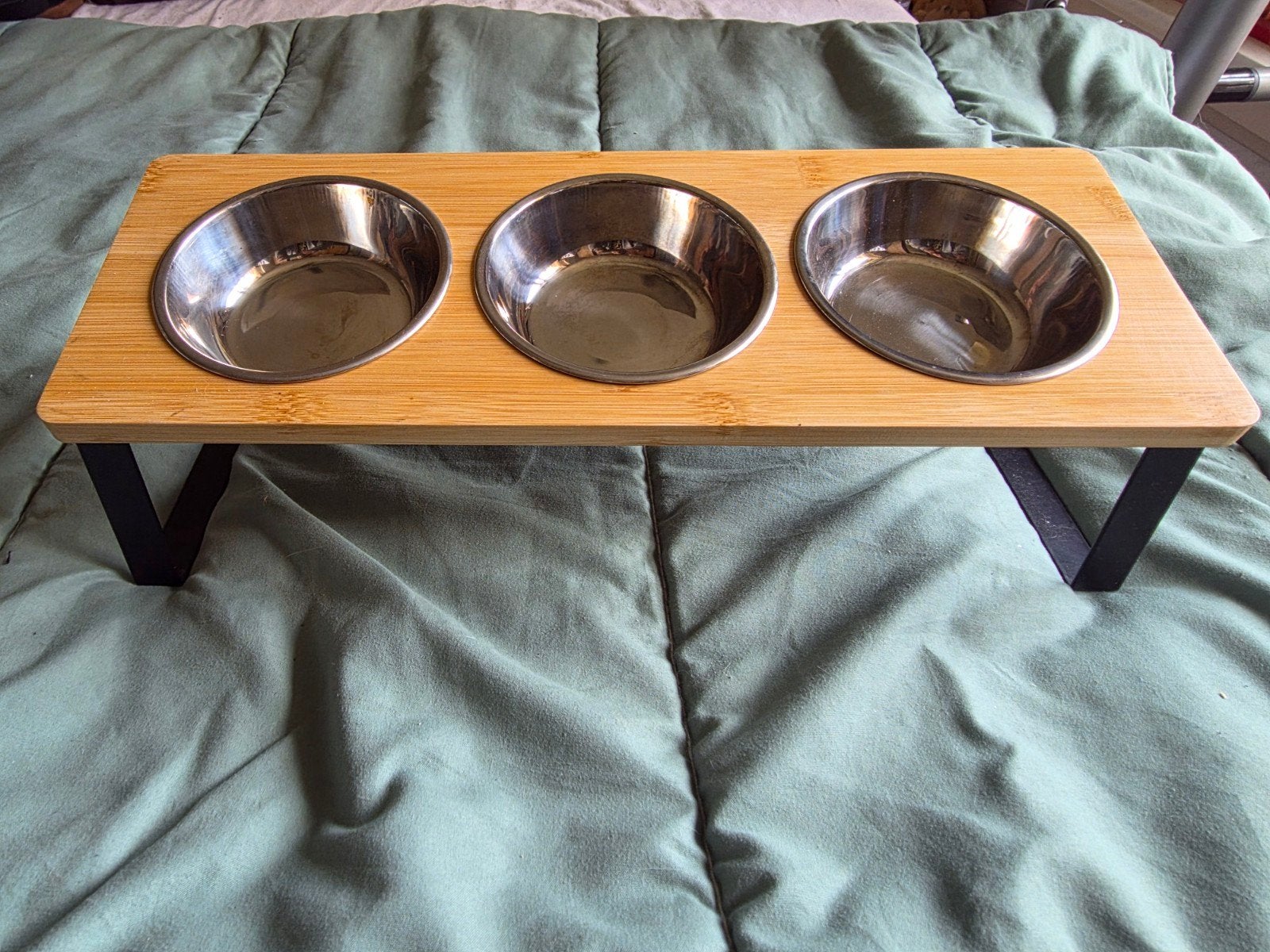 Honden/kattenvoer bak 9 cm hoog 43 cm. Breed, Dieren en Toebehoren, Hondenvoerbakken en Drinkbakken, Ophalen of Verzenden, Zo goed als nieuw