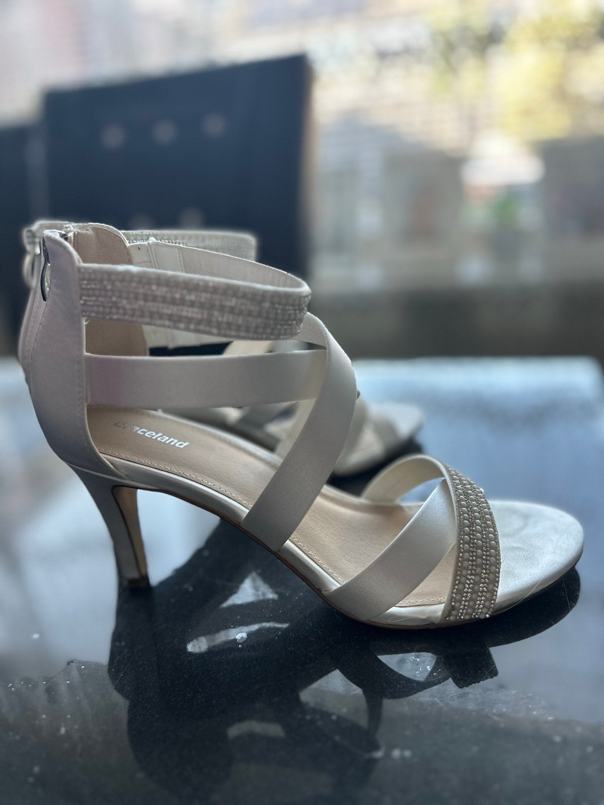 Elegante witte Graceland sandalen met hak en strass - M. 41, Kleding | Dames, Ophalen of Verzenden, Zo goed als nieuw, Wit, Sandalen of Muiltjes