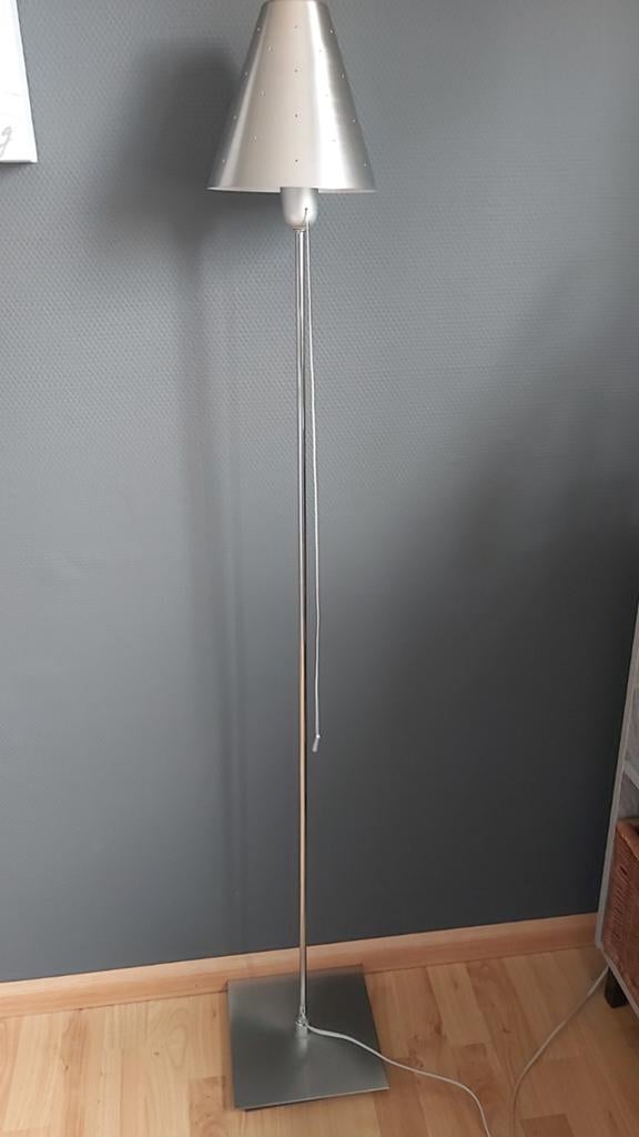 Staande slaapkamerlamp rvs, merk Masive, Huis en Inrichting, Lampen | Vloerlampen, Overige materialen, Ophalen of Verzenden, Zo goed als nieuw
