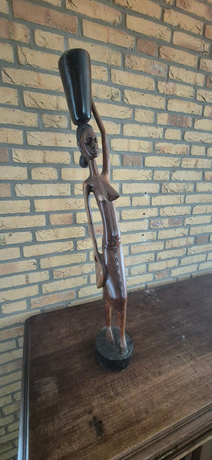 Houten Afrikaans Beeld Vrouw met Pot op Hoofd, Ophalen of Verzenden, Handgemaakt, 20 - 50 cm, Beeld