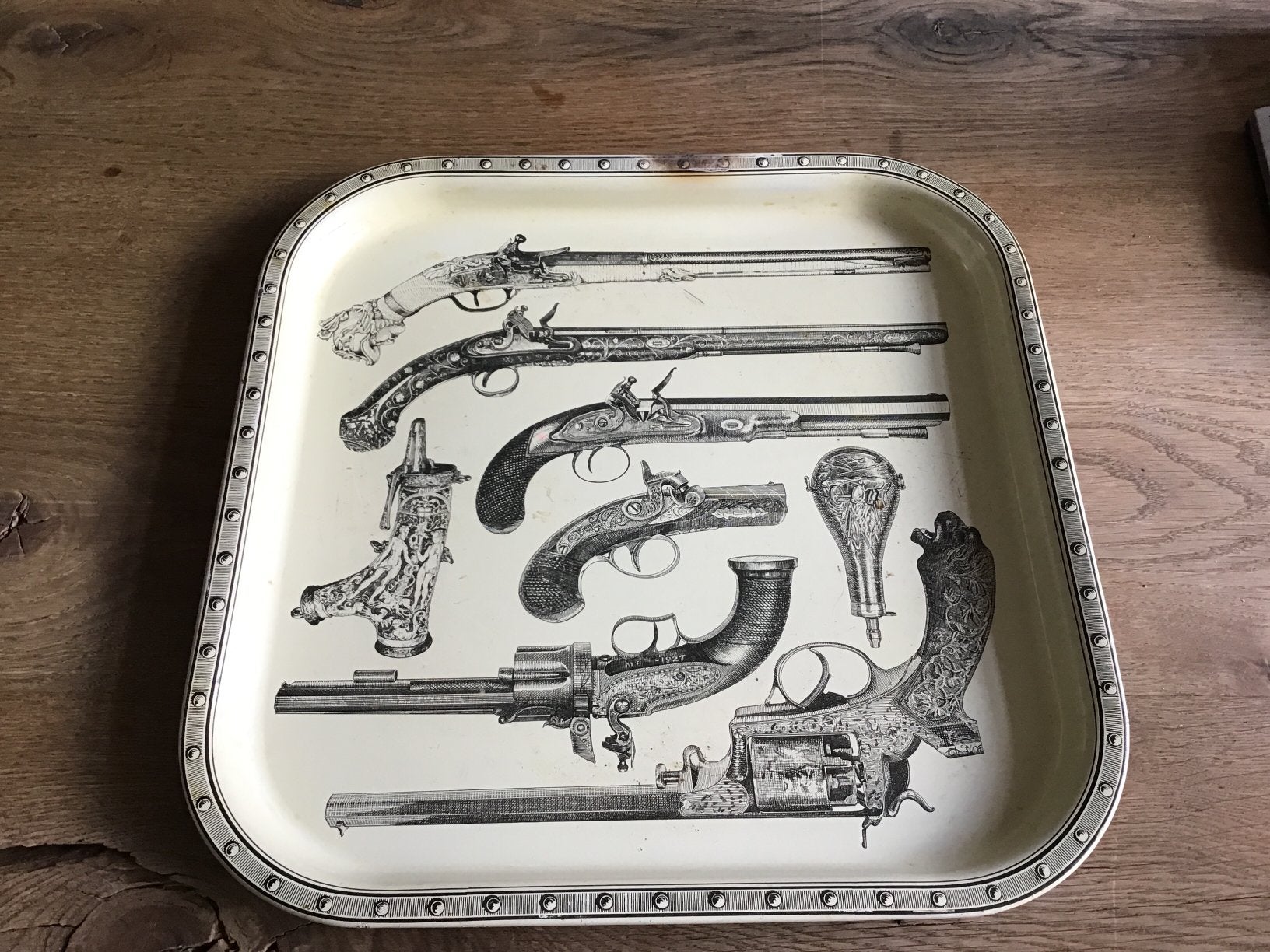 “PIERRE FORNASETTI” ORGINELE VINTAGE PISTOLE TRAY/DIENBLAD, Ophalen