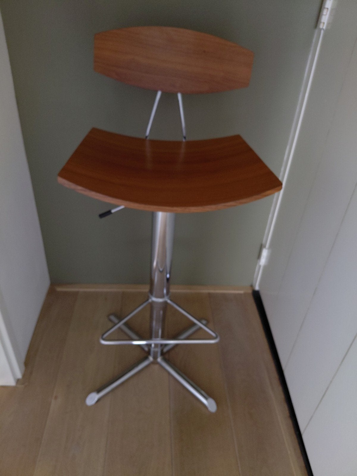 Verstelbare vintage barkruk met houten zitting en rugleuning, Ophalen, Gebruikt, In hoogte verstelbaar, 60 tot 90 cm