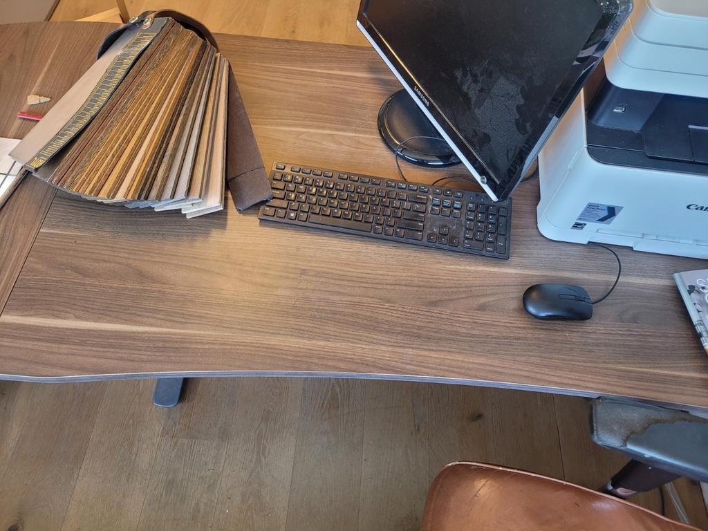 Ruim walnoten kleur bureau met ladeblok en monitorsteun, Gebruikt, Hout, Met lades, Bruin