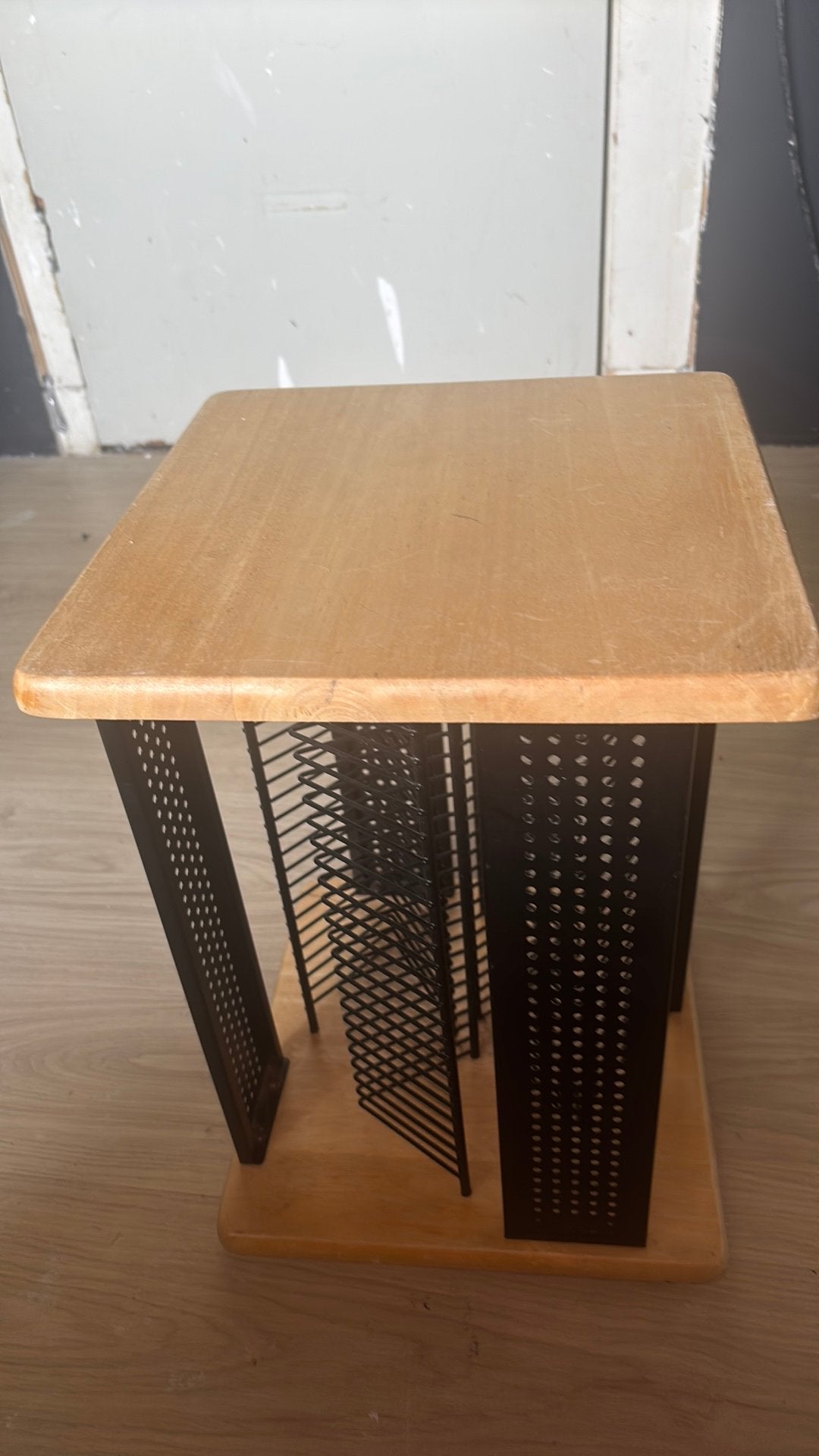 Draaibare CD/DVD Opslagtoren Houten Design veel ruimte, Huis en Inrichting, Woonaccessoires | Cd- en Dvd-rekken, Ophalen, Zo goed als nieuw