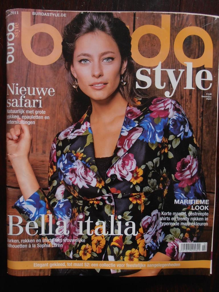 Burda style februari 2011 communie, bruidsmeisje, Hobby en Vrije tijd, Kledingpatronen, Ophalen of Verzenden, Zo goed als nieuw