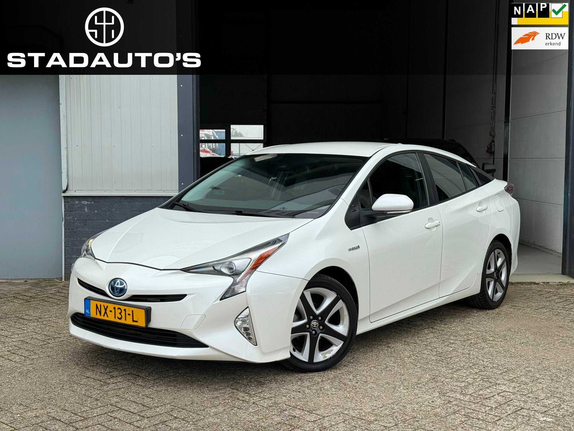 Toyota Prius 1.8 Dynamic Full Hybrid Camera Dealer OH NAP!, Auto's, Dealer onderhouden, Stof, Wit, Bedrijf