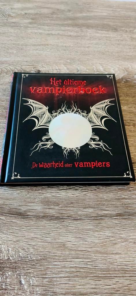 Vampier Boek - Het Ultieme Vampierboek, Ophalen of Verzenden, Zo goed als nieuw