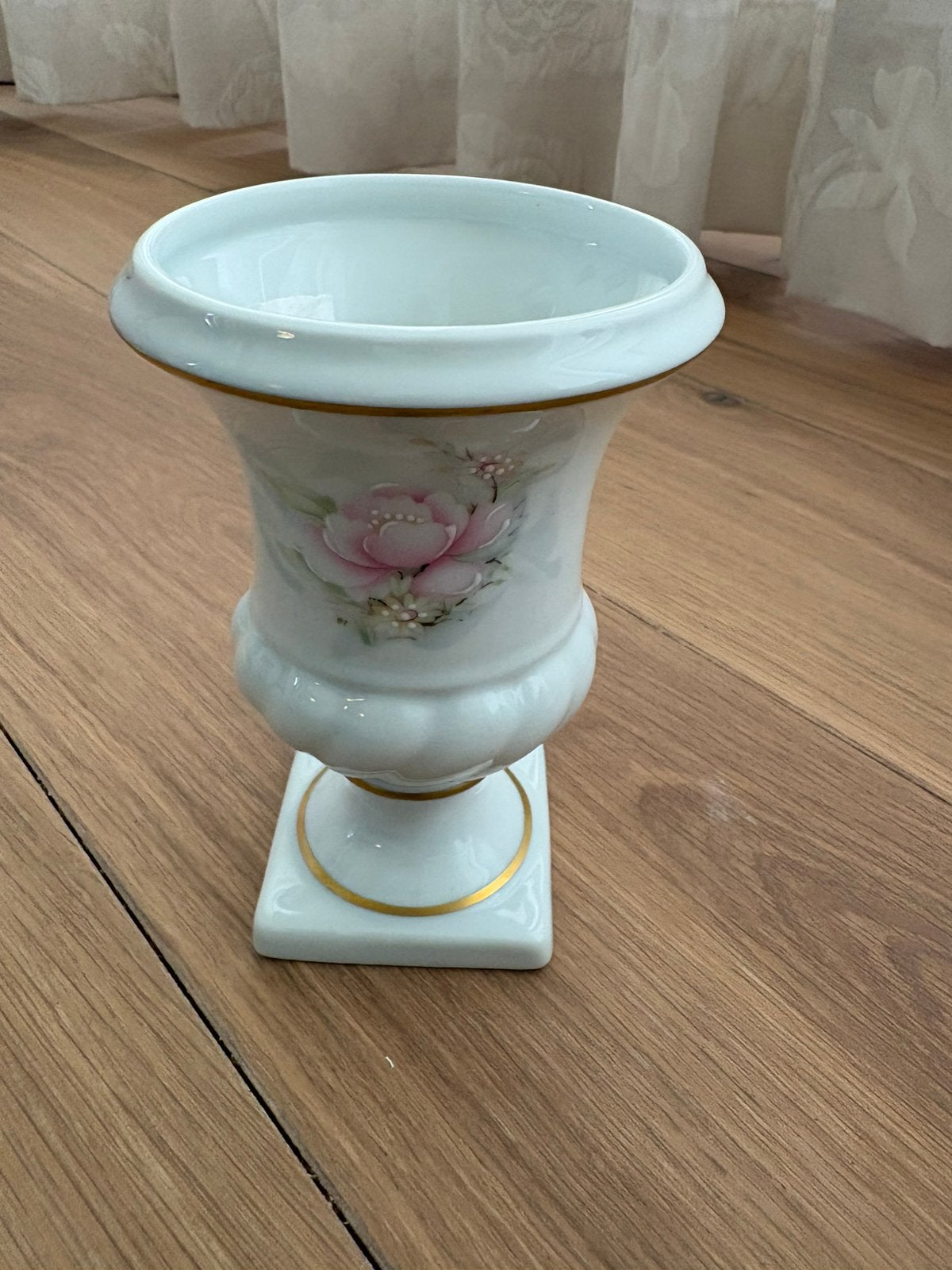 Limoges porseleinen vaas op voet 16 cm, Antiek en Kunst, Antiek | Vazen, Ophalen of Verzenden