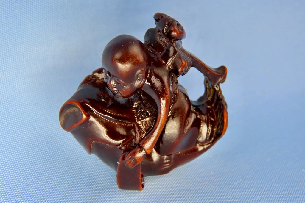 Netsuke monnik berijdt een koi karper - buxushout, Ophalen of Verzenden