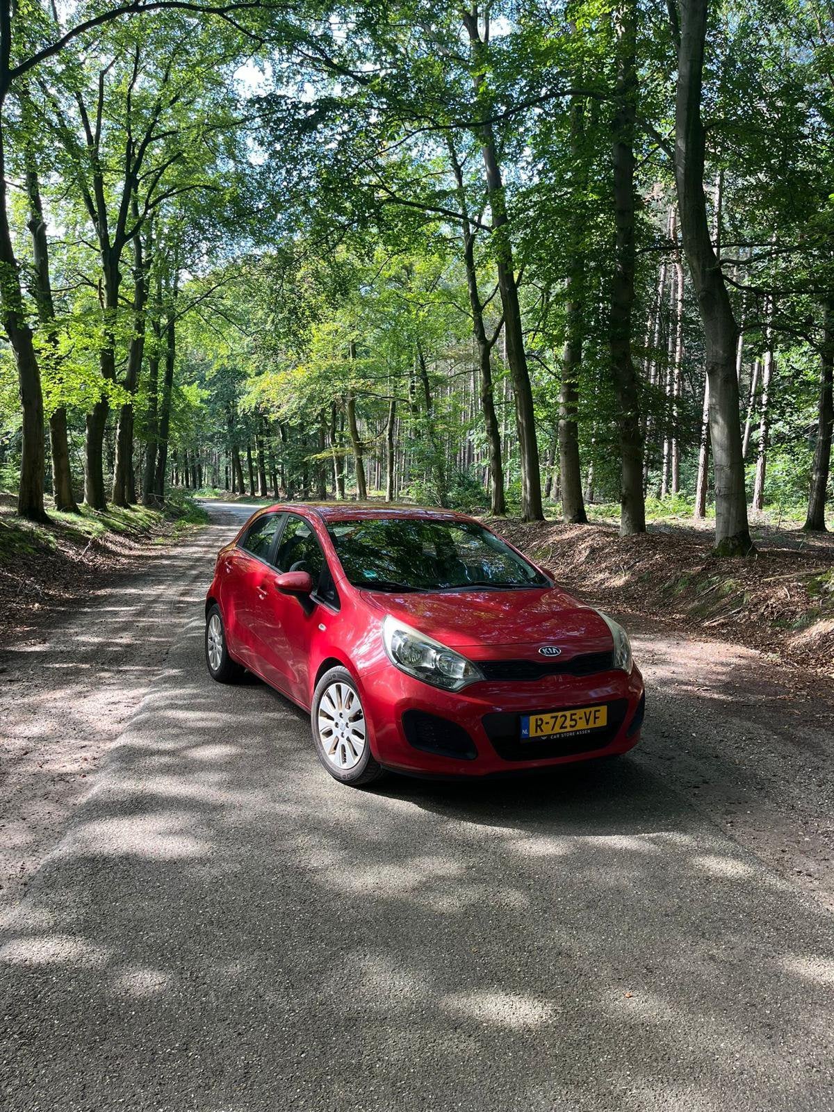 Kia Rio 1.4 met 109 PK uit 2012 5DRS Rood, Voorwielaandrijving, 1396 cc, 49 €/maand, Handgeschakeld