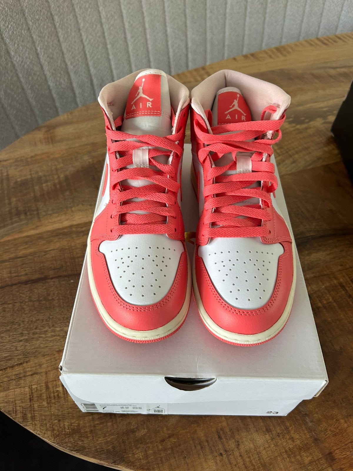 Nike Air Jordan 1 Mid Wmns maat 38 nieuw!!, Ophalen, Nieuw, Sneakers of Gympen, Roze