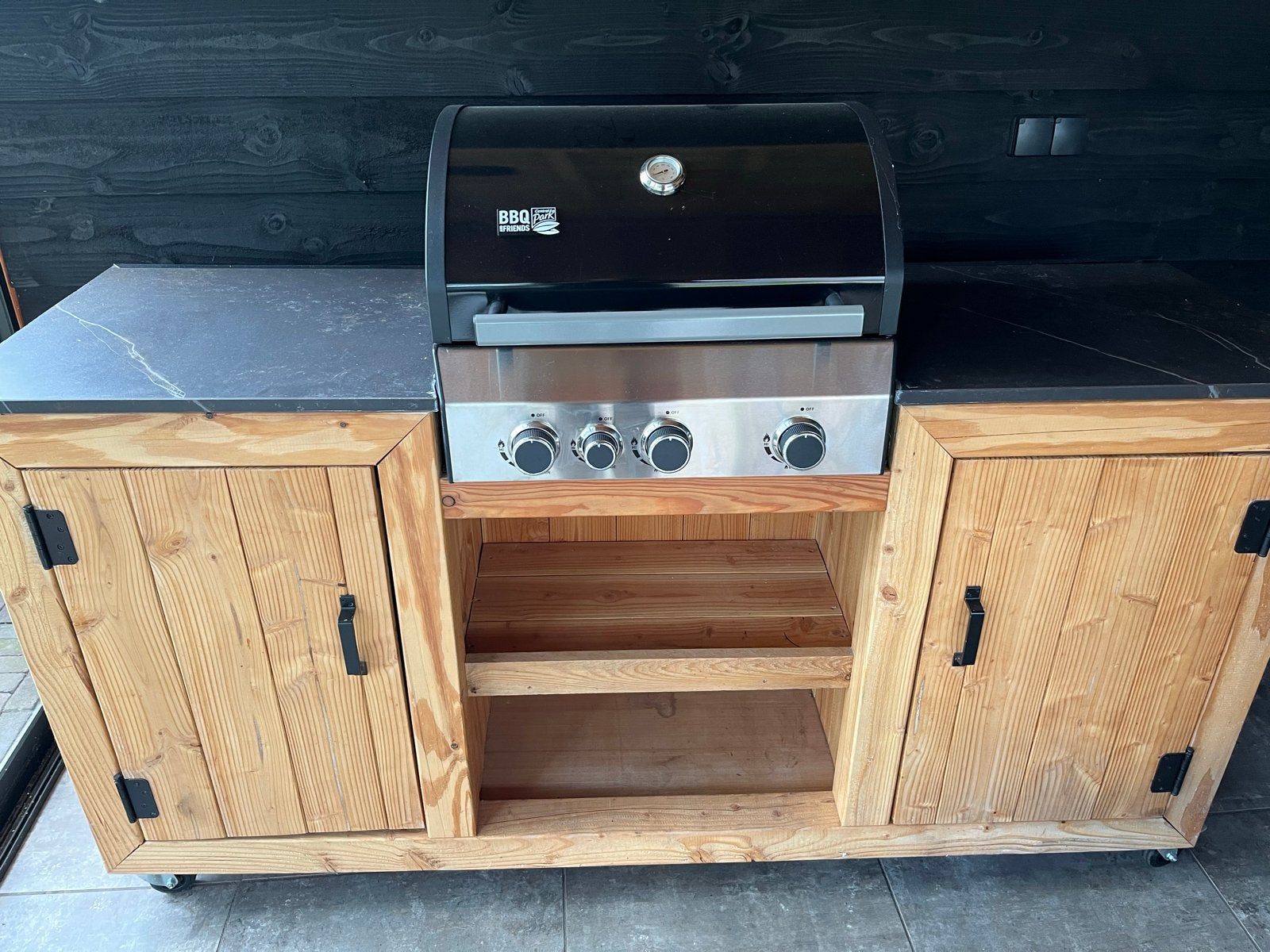 Buitenkeuken met BBQ-gasgrill en opbergruimte, Ophalen, Zo goed als nieuw, Gas, Inbouw