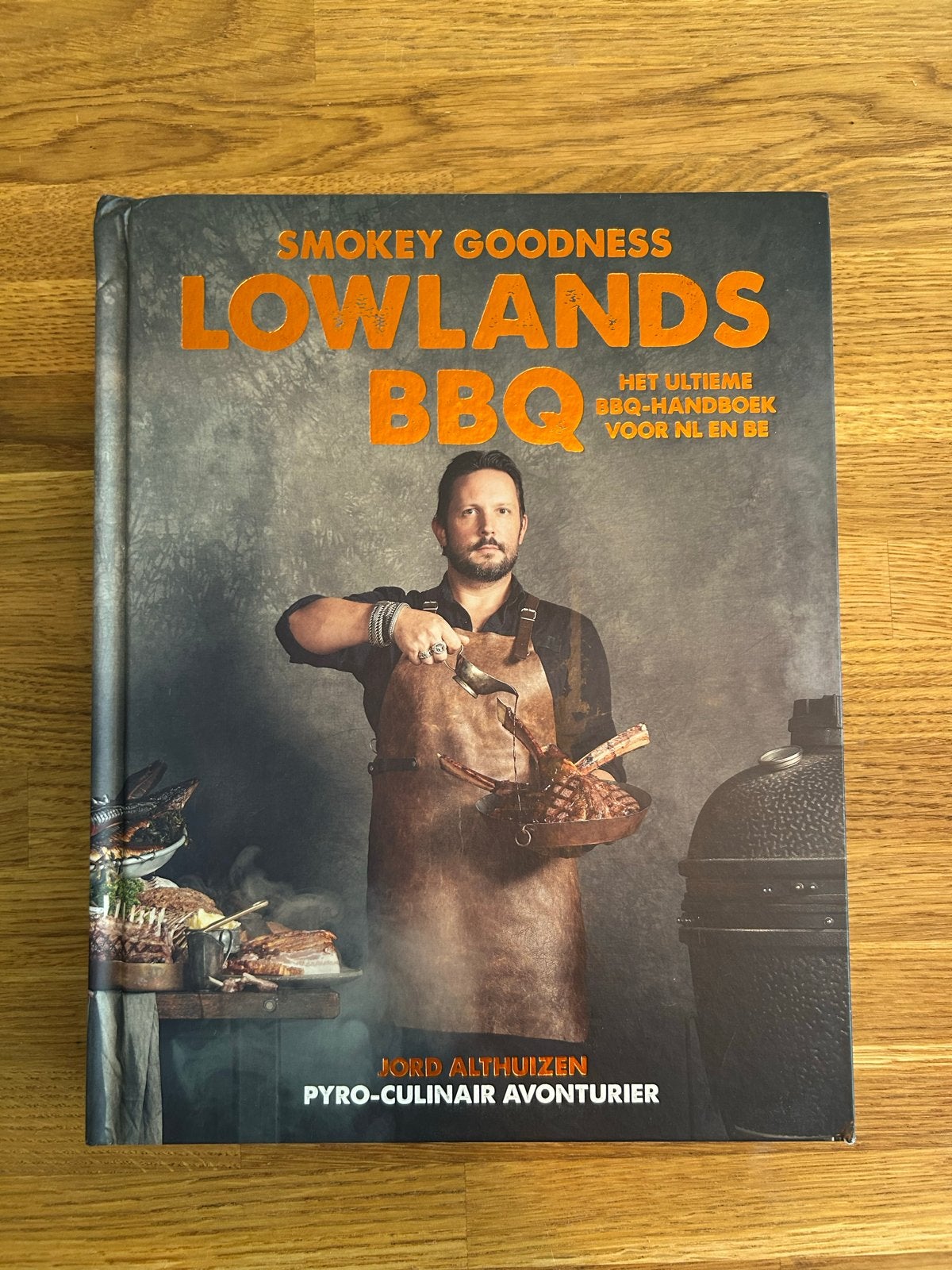 Smokey Goodness Lowlands BBQ - Het ultieme BBQ-handboek, Boeken, Ophalen of Verzenden, Gelezen, Nederland en België, Hoofdgerechten