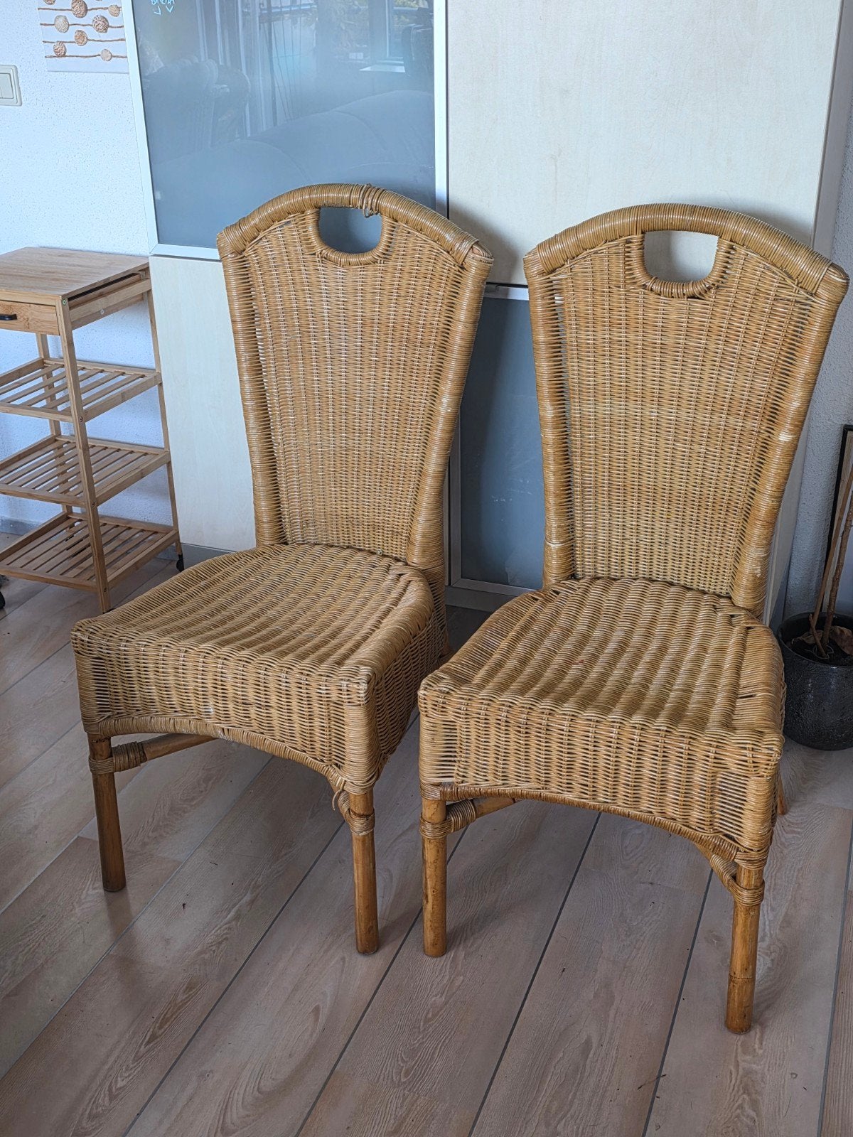 Two chairs, Ophalen, Twee