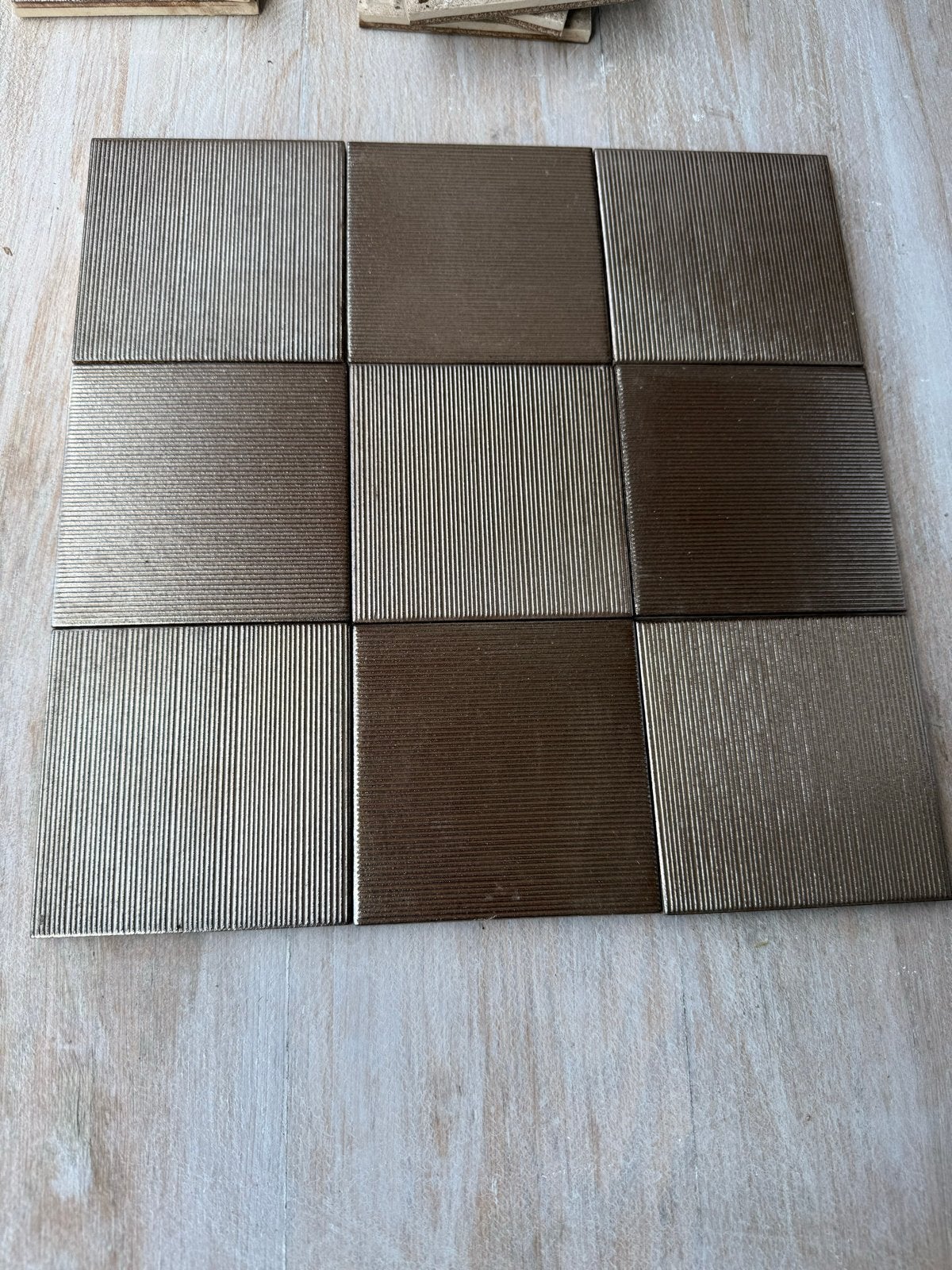 Bruine keramische tegels met ribbelpatroon, Gebruikt, Ophalen of Verzenden, 20 tot 40 cm, Minder dan 5 m²